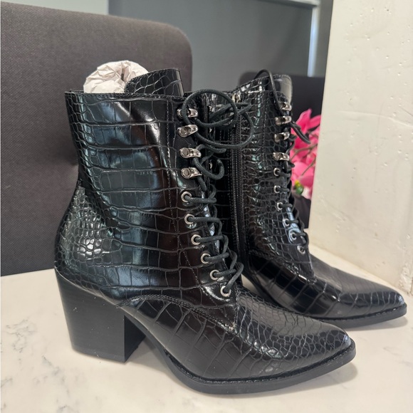 ARIDER GIRL Elegant Black Croc-Embossed Ankle Boots - Picture 2 of 11